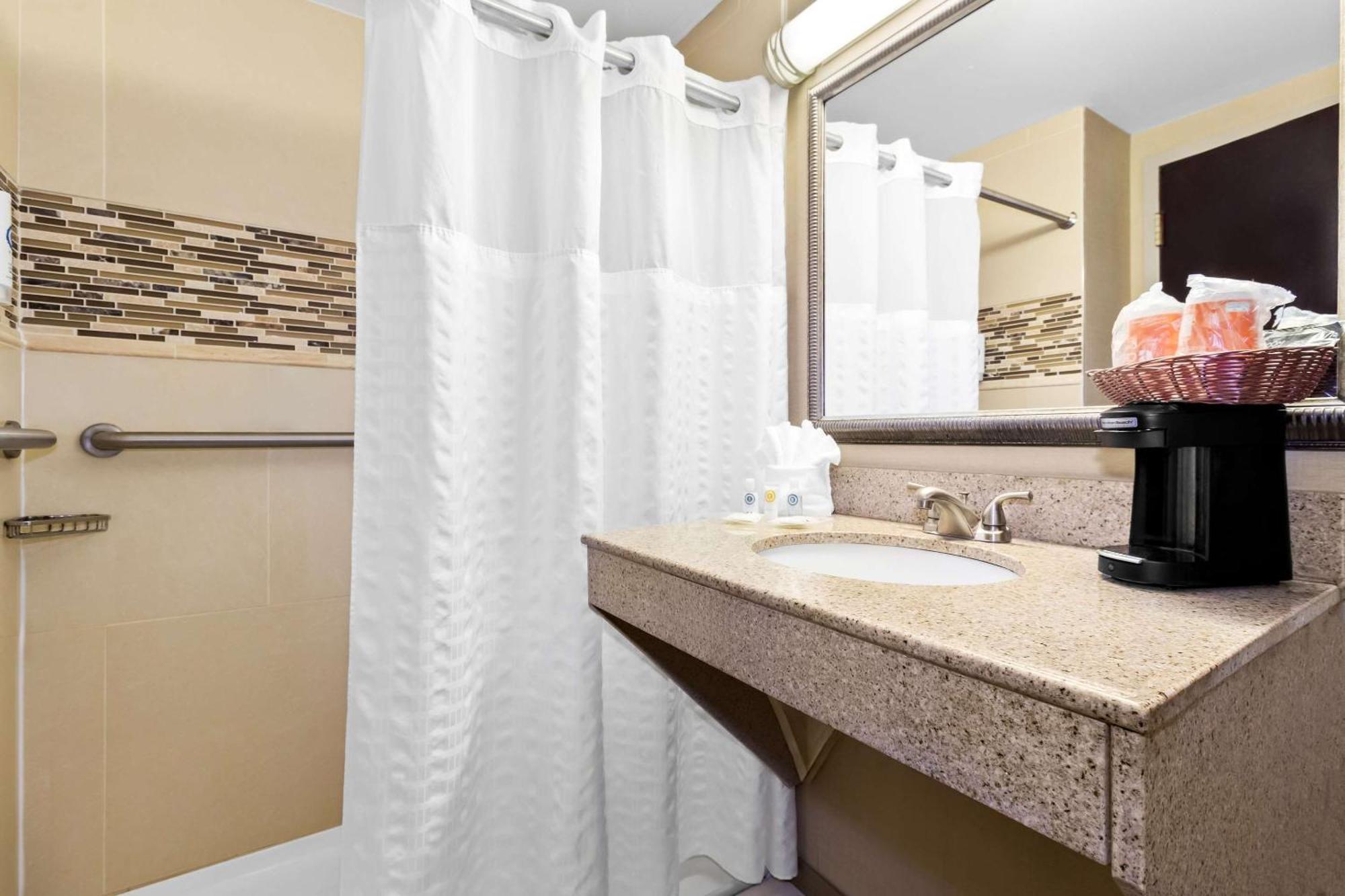 Comfort Suites Лъмбъртън Екстериор снимка