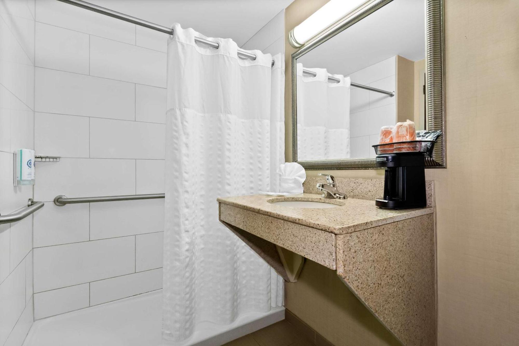 Comfort Suites Лъмбъртън Екстериор снимка