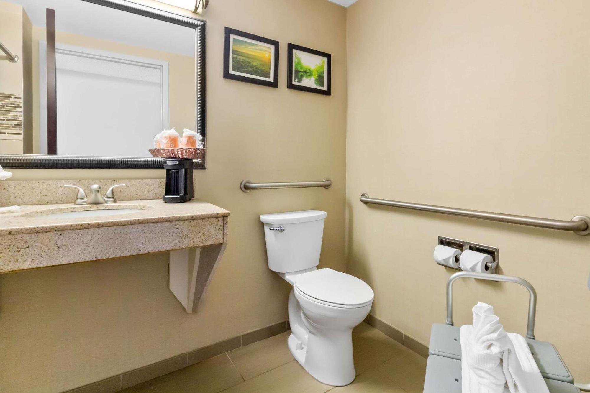 Comfort Suites Лъмбъртън Екстериор снимка